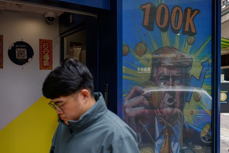 © Reuters. An illustration featuring U.S. President-elect Donald Trump holding Bitcoin is displayed outside a cryptocurrency exchange store after Bitcoin soars above $100,000, in Hong Kong, China, December 5, 2024. REUTERS/Tyrone Siu